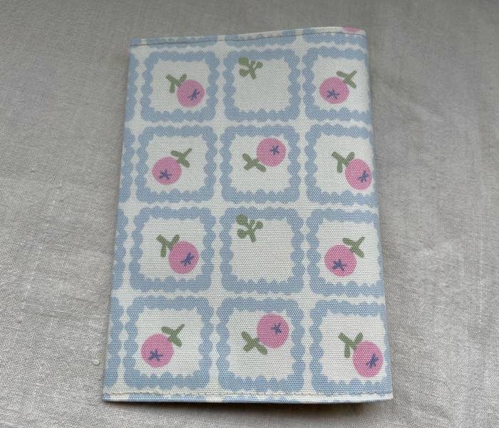 【メール便】文庫本・ブックカバー 文庫本サイズ かわいい 布製 TOCONUTS/トコナッツ オシャレで可愛プリント生地 差し込むだけの簡単セット 薄い水色グレ...