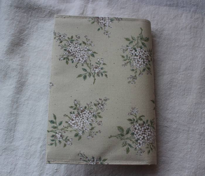 【メール便OK】文庫本・ブックカバー 大人可愛い うっすらグリーン 花柄・布製・文庫本サイズ TOCONUTS/トコナッツ オシャレなプリント生地 差し込むだけ...