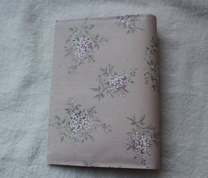 【メール便OK】文庫本・ブックカバー フラワーシリーズ・花柄 うっすらピンク 布製 布生地 文庫サイズ 本 TOCONUTS/トコナッツ 可愛プリント生地 差...