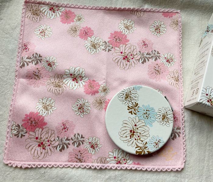 【ポール&ジョー】 PAUL&JOE　ポールアンドジョー　クリザンテームかわいい・ミラー8cm(円形)&マイクロファイバーミニハンカチーフ (20cm×20cm)　ギフトセット　手鏡・オシャレで可愛い・ギフト・プレゼント　女性・誕生日　クリザンテーム【PAUL&JOE】お花