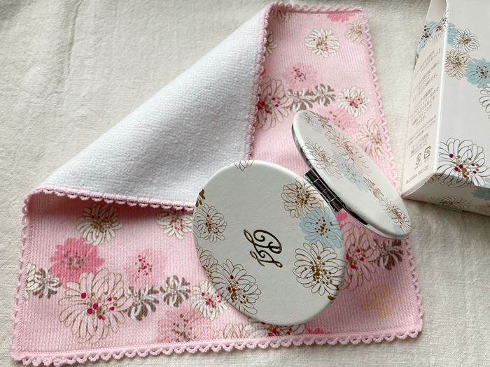 【ポール&ジョー】 PAUL&JOE　ポールアンドジョー　クリザンテームかわいい・ミラー8cm(円形)&マイクロファイバーミニハンカチーフ (20cm×20cm)　ギフトセット　手鏡・オシャレで可愛い・ギフト・プレゼント　女性・誕生日　クリザンテーム【PAUL&JOE】お花