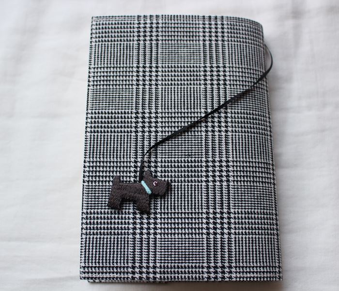 【メール便OK】ブックカバー/しおり付き 文庫本サイズ TOCONUTS/トコナッツ 可愛いプリント生地 手軽に使えるタイプ 文庫本対応 紐のワッペンしおり付...