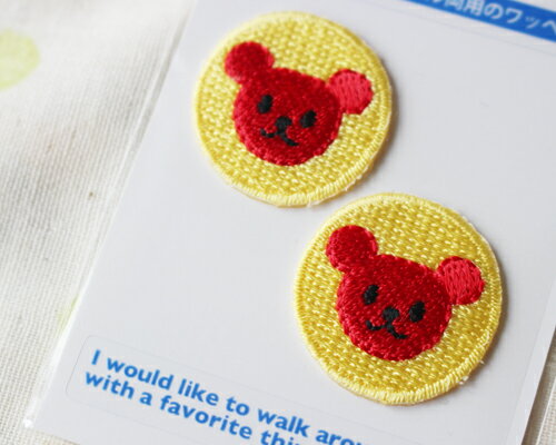 【メール便・ポスト投函便OK】 アイロンワッペン＆シールワッペン（両方兼ねてます）布生地やノートや手帳に貼れる可愛い刺繍のワッペン 薄い黄色系・赤のくま・ベア　2個入り（ワッペンの直径約23mm）（パッケージの台紙サイズ85×54mm）
