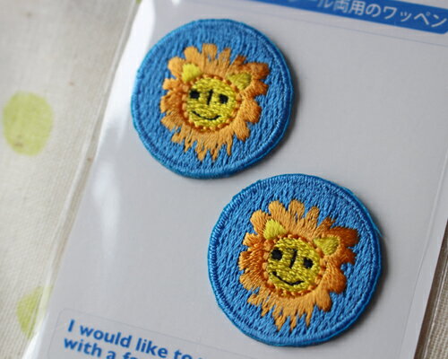 【メール便・ポスト投函便OK】 アイロンワッペン＆シールワッペン（両方兼ねてます）布生地やノートや手帳に貼れる可愛い刺繍のワッペン ブルー系の可愛いライオン2個入り（ワッペンの直径約23mm）（パッケージの台紙サイズ85×54mm）