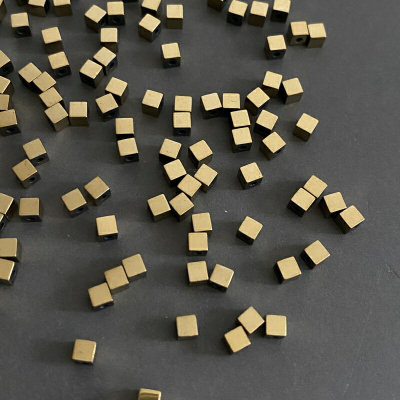 Rakuten - [ 30粒 ] ヘマタイト 3mm キューブ [ ゴールド ] 極小 30個 赤鉄鉱 天然石 鉱石 ビーズ パーツ ブレスレット メタル