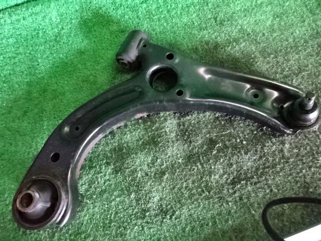 【中古】 ダイハツ ミラ ココア L675S 右 フロント ロアアーム KF 前期 48068-B2041