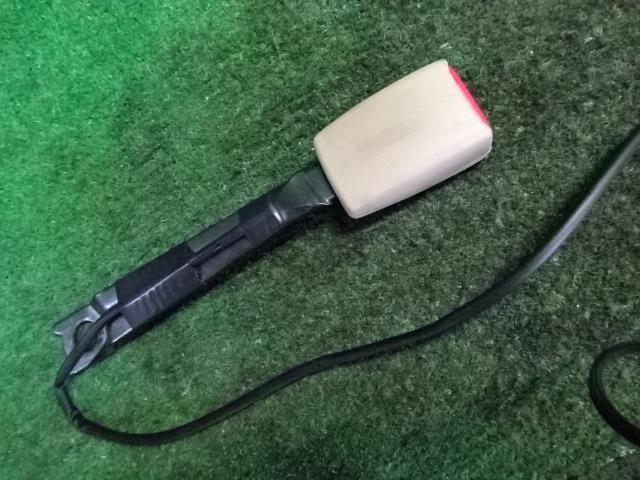 【中古】 トヨタ イプサム ACM21W 右 フロント シートベルト バックル 受け側 2AZ 73230-44030-A0