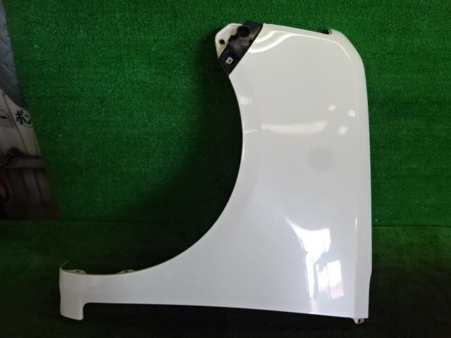 【中古】 ダイハツ ムーヴ コンテ L575S 左 フロント フェンダー カラー ナンバー W24 パール ホワイト 53812-B2520
