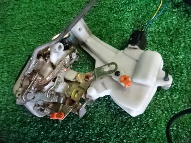樂天商城 - 【中古】 ミツビシ EKワゴン H81W 左 フロント ドアロック アクチュエーター MR987013 助手席側