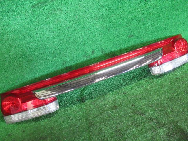 樂天商城 - 【中古】ホンダ　ステップワゴン　RG1　リアフィニッシャーパネル　33701-SLJ-013　カラーナンバー　NH624P　プレミアムホワイトパール