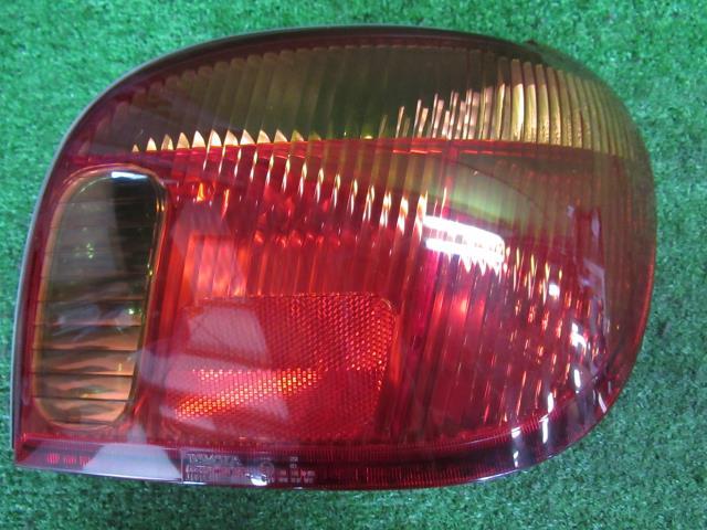 【中古】 トヨタ ヴィッツ SCP10 右テールランプ コイト 52-049R カラーナンバー 586 シャンパン