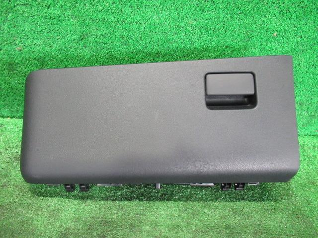 【中古】 トヨタ プリウス ZVW55 グローブBOX 55550-47140-C0