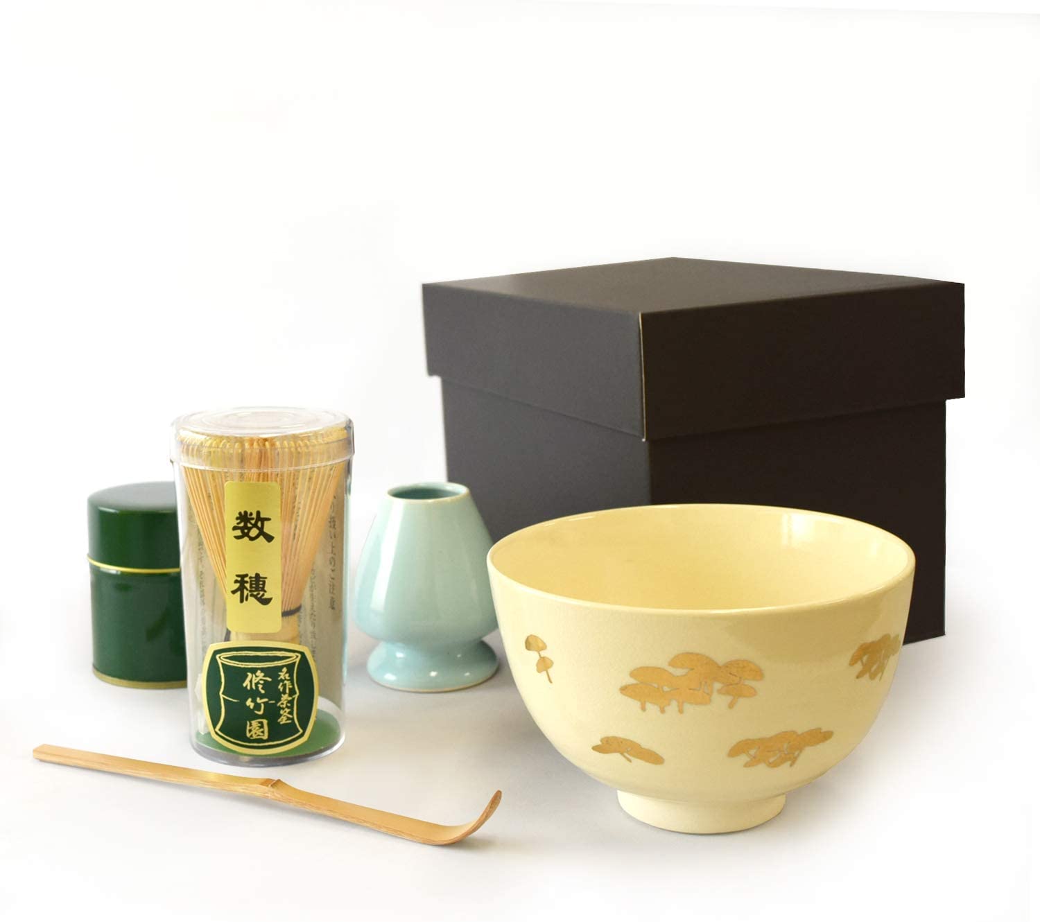 商品説明 サイズ 抹茶茶碗サイズ 径：約13cm・高さ：約7.5cm 商品説明 届いてすぐにお稽古できる茶道具お点前5点セット（ボックス入）です。初心者の方でも、ご自宅ですぐにお気軽に抹茶を楽しんで頂けるように必要なものだけをセットにしております。化粧箱は道具がきっちりと収まるので、収納箱としてお使いいただけます。 こちらの商品に付属されている抹茶茶碗は、同じ商品でも、素地の状態、釉薬の厚み、焼成環境の違いなどにより個体ごとに多少の差が生じます。 ※陶器や竹製品は、手作りや材質により個体差がございます。岡田園 茶道具 練習用 お点前入門5点セット(金松図) 届いてすぐにお稽古できる茶道具お点前5点セット（ボックス入）です。 初心者向け 茶道入門 お稽古用5点セット茶碗、茶筅（数穂）、茶筅クセ直し、茶杓、抹茶缶のセットです。※茶筅の使用後はクセ直しにセットしての保管をおすすめします。穂先がキレイな状態に保たれる為長持ちします。※抹茶は別売になります。 12