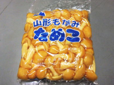 商品コード YA-N-007 商品名 滑子（なめこ） 規格 1パック（重量目安：約100g前後） ※重量はあくまでも目安です。生鮮は産地、規格等により大きさ、数等が異なります。ご了承下さい。 ※規格のご指定は原則承れません。ご指定される場合事前にご連絡下さい。 他のサイズもあります ケース　約40パック前後　約4Kg前後 ※単品商品は、10ケース（CS）以上ご購入で送料無料となります。 ケース単位の商品とは送料無料の条件が異なりますのでご注意ください。 主要産地 長野県他 ※産地はシーズン、社会情勢、収穫状況等に応じて切り替わります。 注意事項 　　1、豊洲市場内に入荷された商品をご発送します。 　　2、市場の入荷状況により以下事象が発生します。 　　・天候悪化、社会情勢の変化、収穫状況によりご発送順延・不可となる場合 　　・各県・各JA等が所有している諸権利に基づき、パッケージに明記された名称が到着ごとに異なることがある場合 　　3、掲載写真はあくまでも見本です。実物と異なる場合がございます。 　　4、本商品は10ケース以上ご購入で送料無料となる商品です。送料無料条件は各商品によって異なります。ご注意下さい。 　　5、重量でご発注をご希望される場合、商品ページ内に記載されている重量のみにてご発注数量を確定することはお控え下さい。 　　生鮮は日々出来具合、水分含有量、産地ごとの規格など様々な理由により1個あるいはパックの重さは変化します。 　　重量でご発注をされたい場合は事前に当方まで必ず御連絡下さい。 　　※最低○個必要という場合も必ず御連絡下さい。最低数量に合わせてパック数や箱数などの調整はご対応させて頂きます。 消費期限 生鮮は生ものです。できる限りお早めにお召し上がりください。 保存方法 冷蔵保存 同梱不可 冷凍品との同梱はできません。 配送に関して 配送は以下のいずれかで日時のご選択が可能です。 1、日時指定⇒原則ご注文日より5日後から2週間以内で設定可能です。 ※お急ぎの場合は備考欄にご記入ください。可能かどうかご返答致します。 2、日時指定なし⇒特にご希望の到着日時がないお客様は随時ご発送して参ります。 3、発送当日受取便⇒発送日当日に商品を受け取れるサービスとなります。 【発送当日受取便に関する注意】 ※関東地域限定（一部地域除外）・あす楽非対応です。詳細はこちらからご確認下さい。 ※あす楽非対応のため配送遅延が発生した場合でもポイント還元は行いません。 ※お受け取り時間の指定は不可です。18時〜21時の間のみ対応可能。 ※ご注文時間によっては発送日当日にお受け取りすることができません。詳細にてご確認ください。 ※関東地域でも発送日当日にお受け取りできない地域がございます。 【発送当日受取サービス対応地域】 関東全県のみ、ただし以下の地域を除く ■茨城県・・・常陸太田市、■群馬県・・・吾妻郡、利根郡、■埼玉県・・・秩父郡 ■東京都・・・西多摩郡、その他諸島 ■神奈川県・・・足柄上郡・足柄下郡・津久井郡 ■千葉県・・・富津郡、館山市・南房総市・君津郡・鴨川市