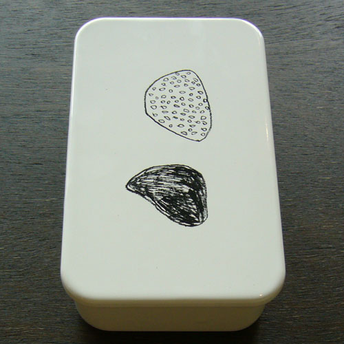 あたたかみのあるホーローのお弁当箱mitsouさんのお弁当箱（おにぎり）