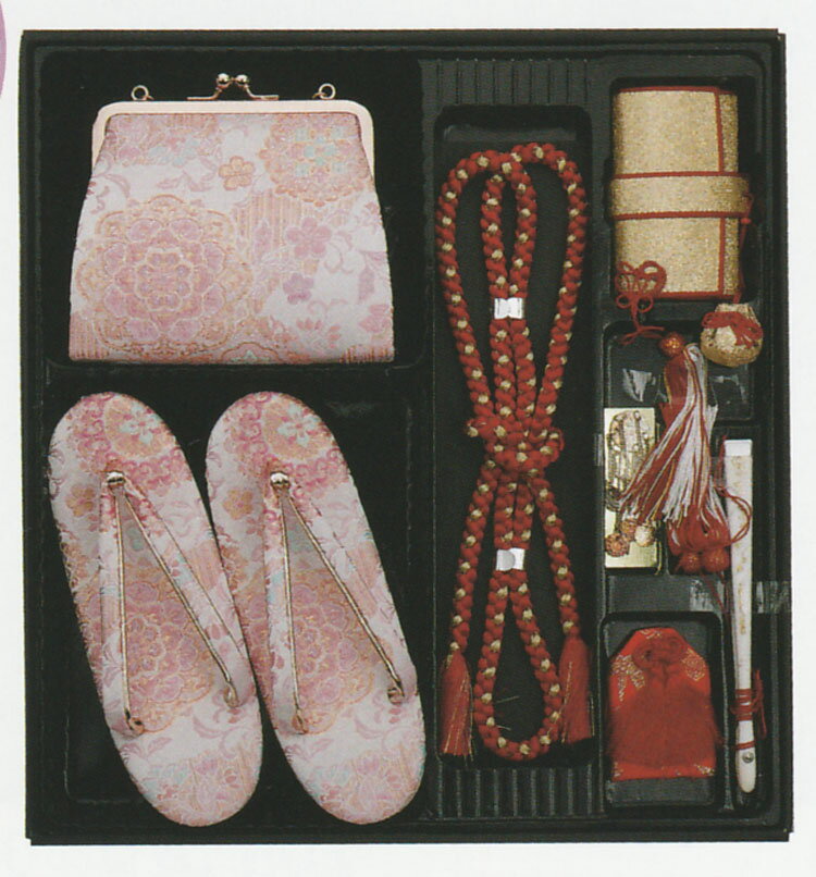 七五三の良き日に、はこせこセット。7歳女児用、大寸Lサイズ 七五三からお正月まで、さまざまな晴れの日に大活躍します。 【　753の良き日に 祝はこせこセット　】 七五三のお祝いに豪華なセットはいかがですか？ 祝着を彩るのにかかせない小物類です。 草履やバッグなどがセットになっています。 箱せこセットとは、草履、バック、丸絎（まるぐけ）又は 帯締、末広（扇子） お守り、筥迫（はこせこ）がセットになったものをいいます。 ●内容と説明 ［草履］ サイズ　 L寸（21.0cm）7歳用 ［バッグ］ ［丸絎］ 「まるぐけ」と言います。帯締の一種です。 丸い棒状になっており、芯に真綿が入っています。 七五三や花嫁衣装に用いられます。 ［末広］ 扇子のことです、縁起をかつぎ「すえひろ」と呼びます。 帯に挟みます。 ［筥迫］ 「はこせこ」と言います、箱迫とも書きます。 中にちり紙を入れ、衿の合わせ目、懐に少しはみ出させて携帯します。 江戸時代は武家の女性のたしなみであり、おしゃれのポイントでした。 今では七五三や花嫁衣装の装飾として残っています。 ［お守り］ ●なおこのセットには髪飾り・結び帯が付属していません。 ご希望の方は別途お求め下さい。 メーカーよりお取り寄せ後の発送になります、 ご了承下さい。 ※受注発注品のため御注文後メーカーに在庫を確認し、納期のご連絡をいたします。 　発送までには通常5日から7日、状況により一週間以上の 　お時間が必要となる場合がございます。 　お急ぎの場合には事前にお問い合わせください。七五三の良き日に、はこせこセット。7歳女児用、大寸Lサイズ 七五三からお正月まで、さまざまな晴れの日に大活躍します。 【　753の良き日に 祝はこせこセット　】 七五三のお祝いに豪華なセットはいかがですか？ 祝着を彩るのにかかせない小物類です。 草履やバッグなどがセットになっています。 箱せこセットとは、草履、バック、丸絎（まるぐけ）又は 帯締、末広（扇子） お守り、筥迫（はこせこ）がセットになったものをいいます。 ●内容と説明 ［草履］ サイズ　 L寸（21.0cm）7歳用 ［バッグ］ ［丸絎］ 「まるぐけ」と言います。帯締の一種です。 丸い棒状になっており、芯に真綿が入っています。 七五三や花嫁衣装に用いられます。 ［末広］ 扇子のことです、縁起をかつぎ「すえひろ」と呼びます。 帯に挟みます。 ［筥迫］ 「はこせこ」と言います、箱迫とも書きます。 中にちり紙を入れ、衿の合わせ目、懐に少しはみ出させて携帯します。 江戸時代は武家の女性のたしなみであり、おしゃれのポイントでした。 今では七五三や花嫁衣装の装飾として残っています。 ［お守り］ ●なおこのセットには髪飾り・結び帯が付属していません。 ご希望の方は別途お求め下さい。 メーカーよりお取り寄せ後の発送になります、 ご了承下さい。 ※受注発注品のため御注文後メーカーに在庫を確認し、納期のご連絡をいたします。 　発送までには通常5日から7日、状況により一週間以上の 　お時間が必要となる場合がございます。 　お急ぎの場合には事前にお問い合わせください。