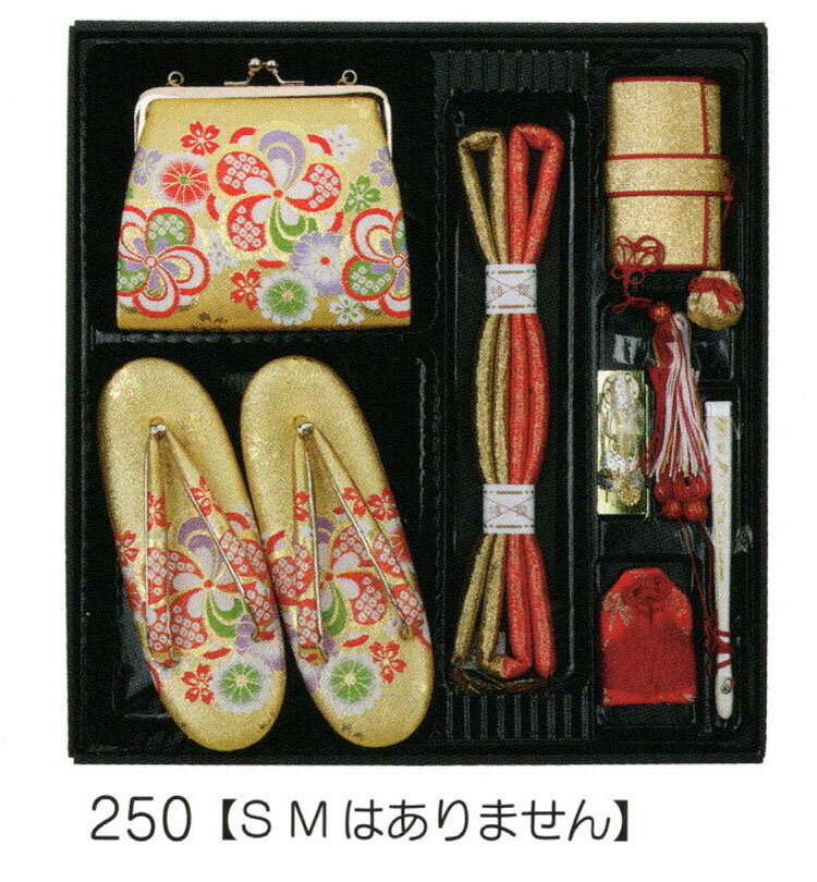 七五三の良き日に、はこせこセット。7歳女児用、大寸Lサイズ 七五三からお正月まで、さまざまな晴れの日に大活躍します。 【　753の良き日に 祝はこせこセット　】 七五三のお祝いに豪華なセットはいかがですか？ 祝着を彩るのにかかせない小物類です。 草履やバッグなどがセットになっています。 箱せこセットとは、草履、バック、丸絎（まるぐけ）又は 帯締、末広（扇子） お守り、筥迫（はこせこ）がセットになったものをいいます。 ●内容と説明 ［草履］ サイズ　 L寸（21.0cm）7歳用 ［バッグ］ ［丸絎］ 「まるぐけ」と言います。帯締の一種です。 丸い棒状になっており、芯に真綿が入っています。 七五三や花嫁衣装に用いられます。 ［末広］ 扇子のことです、縁起をかつぎ「すえひろ」と呼びます。 帯に挟みます。 ［筥迫］ 「はこせこ」と言います、箱迫とも書きます。 中にちり紙を入れ、衿の合わせ目、懐に少しはみ出させて携帯します。 江戸時代は武家の女性のたしなみであり、おしゃれのポイントでした。 今では七五三や花嫁衣装の装飾として残っています。 ［お守り］ ●なおこのセットには髪飾り・結び帯が付属していません。 ご希望の方は別途お求め下さい。 メーカーよりお取り寄せ後の発送になります、 ご了承下さい。 ※受注発注品のため御注文後メーカーに在庫を確認し、納期のご連絡をいたします。 　発送までには通常5日から7日、状況により一週間以上の 　お時間が必要となる場合がございます。 　お急ぎの場合には事前にお問い合わせください。七五三の良き日に、はこせこセット。7歳女児用、大寸Lサイズ 七五三からお正月まで、さまざまな晴れの日に大活躍します。 【　753の良き日に 祝はこせこセット　】 七五三のお祝いに豪華なセットはいかがですか？ 祝着を彩るのにかかせない小物類です。 草履やバッグなどがセットになっています。 箱せこセットとは、草履、バック、丸絎（まるぐけ）又は 帯締、末広（扇子） お守り、筥迫（はこせこ）がセットになったものをいいます。 ●内容と説明 ［草履］ サイズ　 L寸（21.0cm）7歳用 ［バッグ］ ［丸絎］ 「まるぐけ」と言います。帯締の一種です。 丸い棒状になっており、芯に真綿が入っています。 七五三や花嫁衣装に用いられます。 ［末広］ 扇子のことです、縁起をかつぎ「すえひろ」と呼びます。 帯に挟みます。 ［筥迫］ 「はこせこ」と言います、箱迫とも書きます。 中にちり紙を入れ、衿の合わせ目、懐に少しはみ出させて携帯します。 江戸時代は武家の女性のたしなみであり、おしゃれのポイントでした。 今では七五三や花嫁衣装の装飾として残っています。 ［お守り］ ●なおこのセットには髪飾り・結び帯が付属していません。 ご希望の方は別途お求め下さい。 メーカーよりお取り寄せ後の発送になります、 ご了承下さい。 ※受注発注品のため御注文後メーカーに在庫を確認し、納期のご連絡をいたします。 　発送までには通常5日から7日、状況により一週間以上の 　お時間が必要となる場合がございます。 　お急ぎの場合には事前にお問い合わせください。