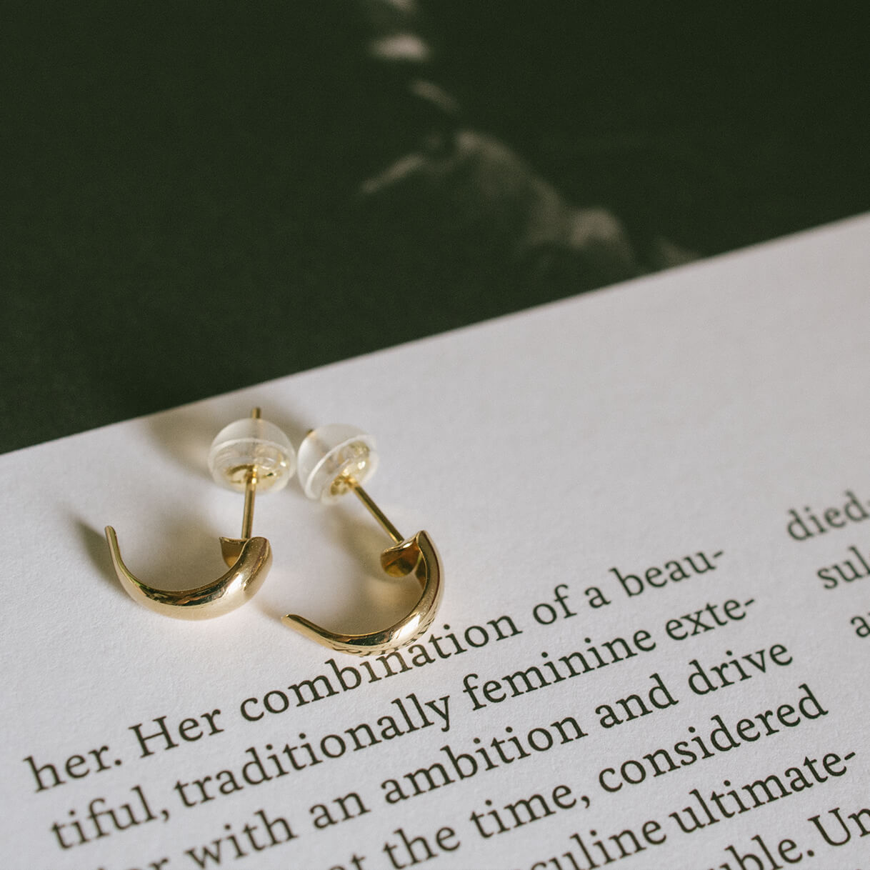 【国内甲府ブランド】 ピアス 18K 三日月 カーブ 【LUZON ルゾン】 ムーンピアス 18金 ピアス 18k 小さめ つけっぱなし ゴールドピアス レディース ジュエリー アクセサリー フープ カジュアル 大人 可愛い セカンドピアス 保証 ハーフフープ ピアスの商品画像 2