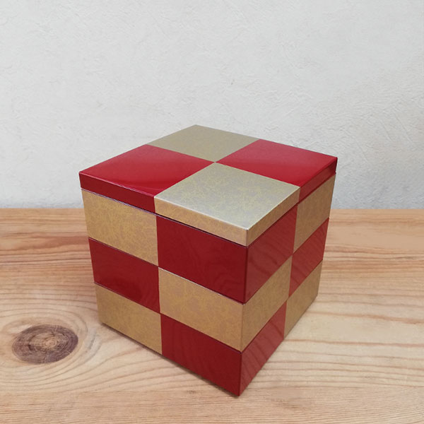 キッチン用品・食器のOwl Kitchenの【取寄品】 市松GOLD 三段重 朱 ＜4寸サイズ＞お重箱 3段重 市松柄 市松模様 格子模様 格子柄 チェック柄 おしゃれ かわいい 可愛い 華やか 弁当箱 ランチボックス お花見 おせち料理 ちらし寿司 運動会 ゴールド ギフト お祝い プレゼント 日本製｜アングル3