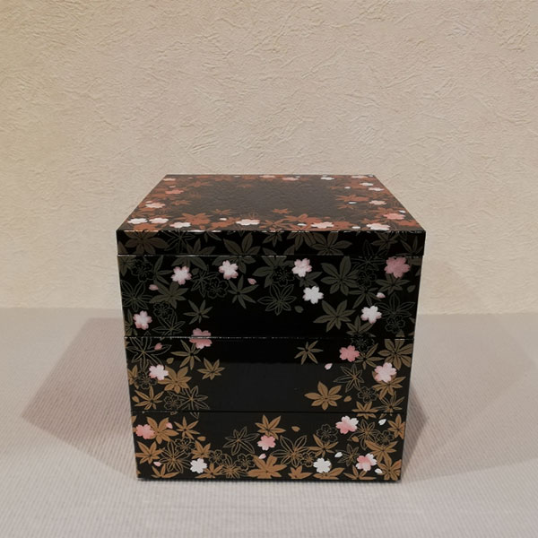 キッチン用品・食器のOwl Kitchenの【取寄品】 敷春秋 三段重 黒 ＜5寸サイズ＞お重箱 3段重 花柄 桜柄 さくら柄 紅葉柄 もみじ柄 おしゃれ かわいい 可愛い お弁当箱 ランチボックス お花見 おせち料理 お正月 ピクニック ちらし寿司 運動会 ギフト お祝い プレゼント 日本製｜アングル2
