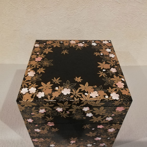 キッチン用品・食器のOwl Kitchenの【取寄品】 敷春秋 三段重 黒 ＜5寸サイズ＞お重箱 3段重 花柄 桜柄 さくら柄 紅葉柄 もみじ柄 おしゃれ かわいい 可愛い お弁当箱 ランチボックス お花見 おせち料理 お正月 ピクニック ちらし寿司 運動会 ギフト お祝い プレゼント 日本製｜アングル3
