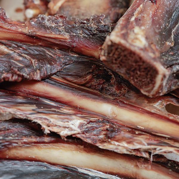 オーストラリア産のカンガルーあばら骨をお肉がついたまま60～80℃の低温でしっかり時間をかけてローストしました。 骨としては柔らかめな部位になるので、ワンちゃんはポリポリ食べられます。 お肉もしっかり付いているので、骨とお肉両方楽しめてワンちゃん大喜び間違いなしです(^^)v カンガルーは、高たんぱく、低脂肪、低カロリーなヘルシー食材なので、ダイエット中だけどご褒美にいつもよりちょっと良いおやつをあげたいな、という時にもってこいのおやつです♪ 食後のおやつとしても是非どうぞ。オーストラリア産のカンガルーあばら骨を時間をかけてローストカンガルーリブロースト