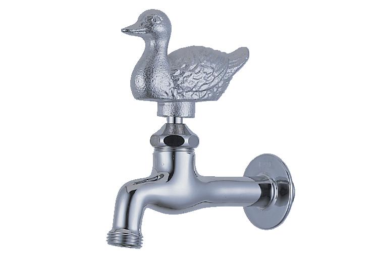 　>> Product / 製品情報 商品名 ガーデニング胴長横水栓（カモ/クロム） 認証登録 JWWA水道法基準適合品 製造 日本 仕様 壁付け用単水栓 材質：[本体]青銅　[ハンドル]青銅 吐水口パーツ別売り ネジ規格：PJ1/2（給水栓取付ネジ） 吐水口パーツ別売り 商品説明 アニマルハンドルのガーデニング水栓です。屋内でも使用できます。 用途によって吐水口パーツを別途お買い求めください。 ※このままでも使用できます。 ホースに接続して使用する場合　>>ワンタッチニップル 水を気泡状にして水跳ねを防止する場合　>>泡沫アダプター 取付けネジ部分はJIS規格で定められたPJ1/2規格でごく一般的なサイズです。 セット内容 水栓本体 デザイン レトロ/クラッシクトップページ　> ガーデニング水栓 　> 胴長横水栓（カモ/クロム） ガーデニング水栓 ※商品は水栓金具のみです。ワンタッチニップル・泡沫アダプターは別売りです。 　【ガーデニング水栓】胴長横水栓（カモ/クロム） / 庭用蛇口 カモが蛇口にとまってる！ カモがハンドルになった可愛らしいガーデニング水栓です。水栓柱用や壁付け用の蛇口として使えます。蛇口の先端部分は別売りとなっており、用途によって泡沫アダプターやワンタッチニップルを別途お買い求めください。