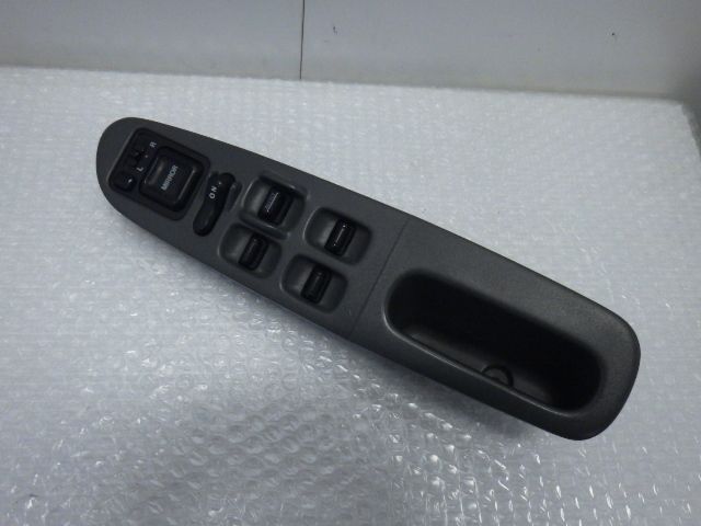【商品情報】取り外し前に動作確認済 車名/グレード USアコード/2.2VIX 型式 E-CE1 型式類別 07617-0005 車体番号 16305## 年式 1996/03 走行距離 79656km エンジン型式/ミッション型式/駆動 F22B4ATWD 車色/カラーNo/トリムNo&nbsp; フロストホワイトNH538B 商品情報&nbsp; パワー ウィンドウ スイッチ メイン P/W 純正 中古　 35750-SV5-J01 割れやカケは見受けられません文字消えなどもありますが、動作確認済みです付属品は画像のものが全てとなります。弊社では欠品部品の判断は出来かねますので必ず落札者様にて画像をご参考にご判断をお願い致します。 全体小傷有 汚れ有 使用感有 画像を参考にしてください 動作確認済みですが冠水車の為、保証対象外になります。 ※画像の表示がない場合はお問合せください。発送方法 個人宅への配送可　西濃運輸にて発送運送会社の指定・選択はできません。上記の発送方法になります。 お問い合わせ番号 a202504010※お問合せの際スタッフにお伝えください。※画像の表示がない場合はお問合せください。 ◆購入前に必ずお読み下さい◆◆購入手続きを行って頂いた時点で会社概要の内容に同意したものと判断させて頂きます◆