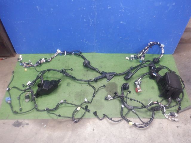 【商品情報】動作確認済 車名/グレード ヤリスクロス/Z 型式 5BA-MXPB10-BHXGB 型式類別 19869-0045 車体番号 30339## 年式 2023/07 走行距離 658km エンジン型式/ミッション型式/駆動 M15AFKK3202WD 車色/カラーNo/トリムNo&nbsp; ブラックマイカ209LA40 商品情報&nbsp; エンジンルームメインハーネス 82111-5DT61 全体小傷有 汚れ有 ※画像の表示がない場合はお問合せください。発送方法 個人宅への配送可　ヤマト運輸にて発送運送会社の指定・選択はできません。上記の発送方法になります。 お問い合わせ番号 b202311203※お問合せの際スタッフにお伝えください。※画像の表示がない場合はお問合せください。 ◆購入前に必ずお読み下さい◆◆購入手続きを行って頂いた時点で会社概要の内容に同意したものと判断させて頂きます◆
