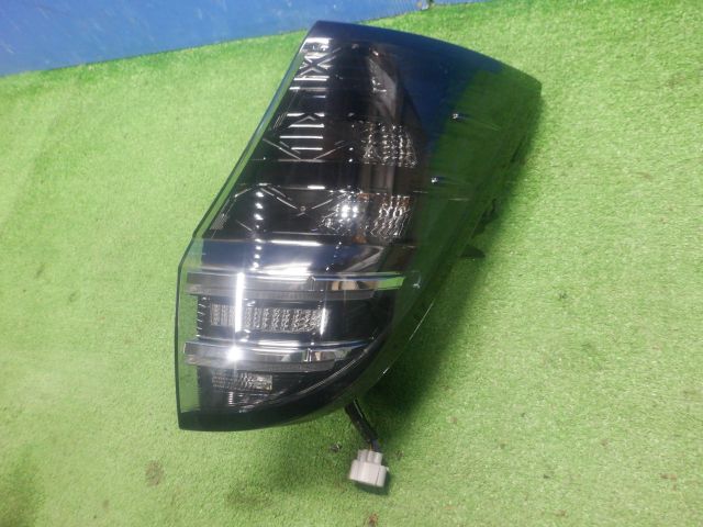 ★ヴォクシー MZRA95W S-G★右テールランプ V1-8 81551-V1020