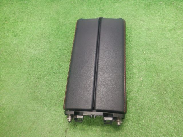 ★ベンツ GLAクラス H247 3DA-247713M GLA200d 4マチック 前期★アームレスト