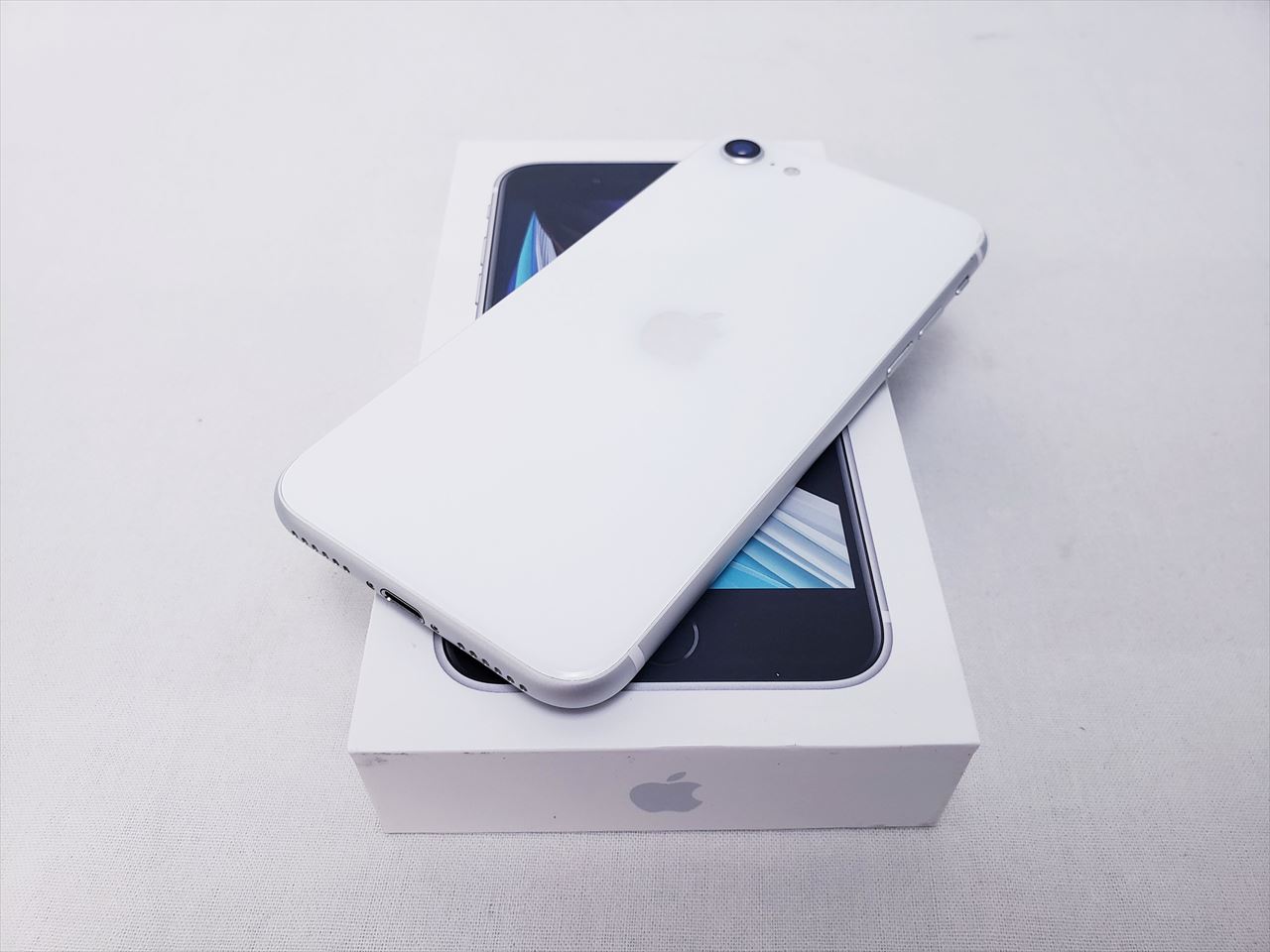 (中古) iPhoneSE （第2世代） 64GB ホワイト /MHGQ3J/A 【国内版 SIMFREE】、SIMフリー