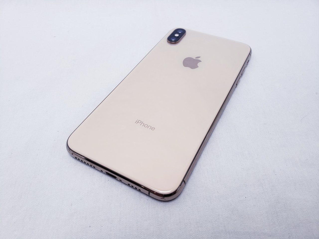 6.5インチ（2688x1242）Super Retina HD OLED ディスプレイ、Apple A12 CPU 搭載、1200万画素カメラ（イン700万画素）、4k動画対応、Bluetooth5.0、GPS、NFC、無線LAN(IEE...