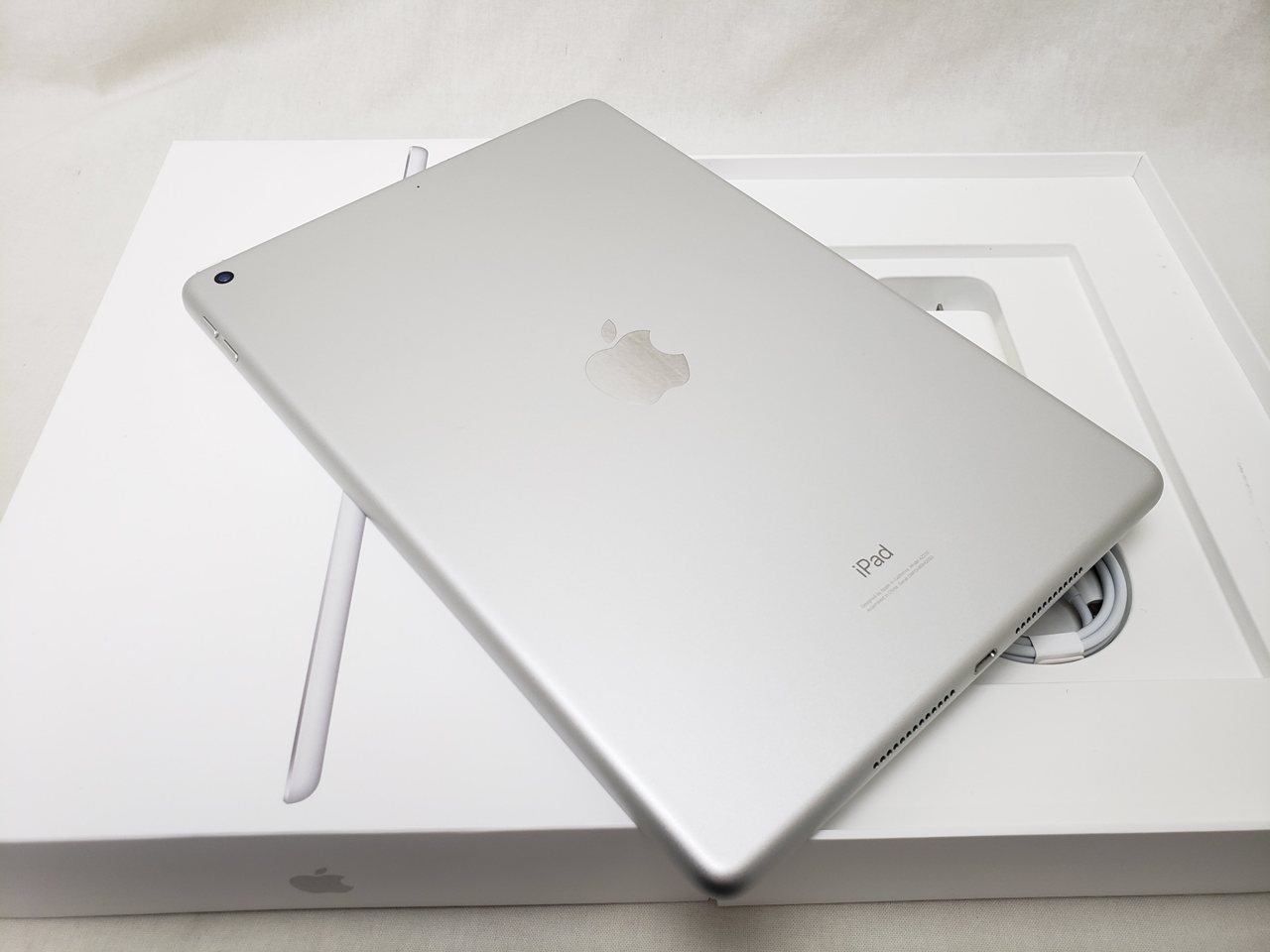 10.2インチRetinaマルチタッチディスプレイ（2160x1620）、32GBフラッシュメモリー、Apple A12 Bionic、800万画素（イン120万画素）、無線LAN（IEEE802.11a/b/g/n/ac）、Bluetoo...