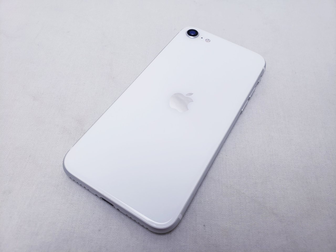 Rakuten - (中古) iPhoneSE （第2世代） 64GB ホワイト MHGQ3J/A 【SIMロック解除品】、au