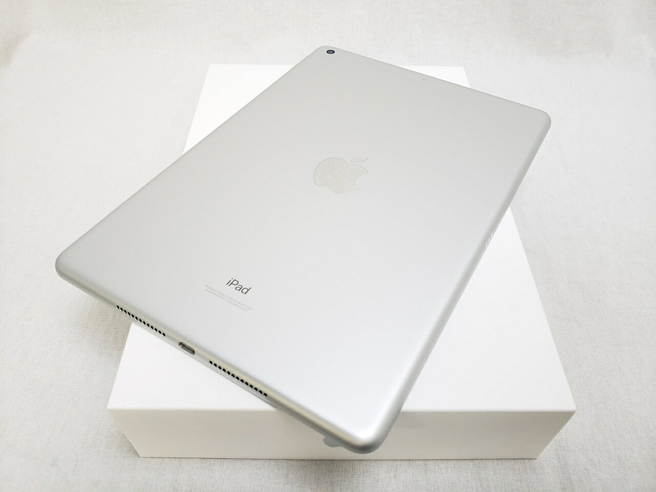 10.2インチRetinaマルチタッチディスプレイ(2160x1620)、Apple A13 Bionic、800万画素カメラ（イン1200万画素）、無線LAN（IEEE802.11a/b/g/n/ac）、Bluetooth4.2対応、重量487gBランク(充電端子周辺に小さいスリ傷複数、背面下に小さい点傷2点、フレーム左に小さい凹み1点)、箱/付属品あり、iOS 27.0