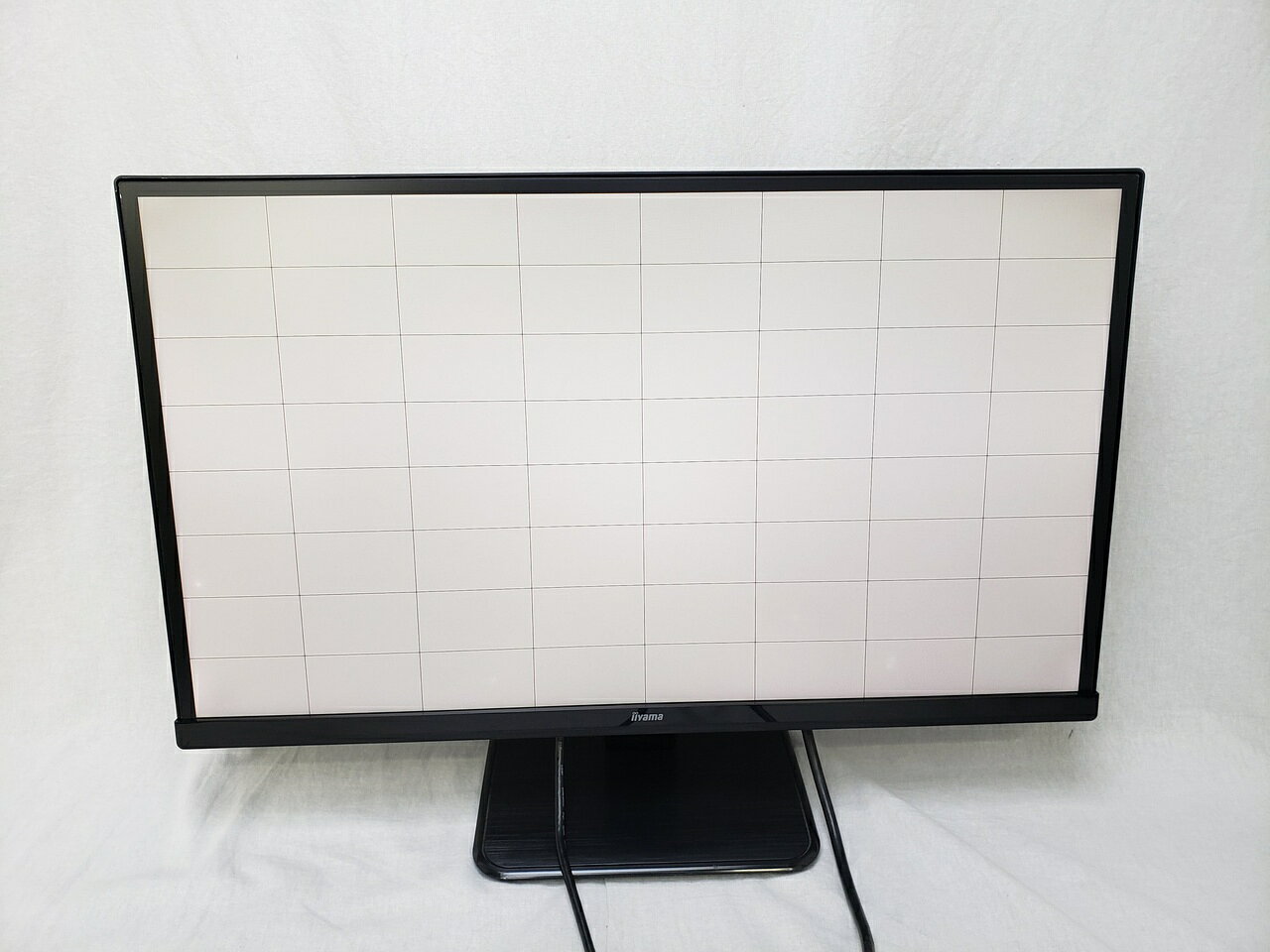 25インチワイド、フルHD（1920x1080）、AH-IPSノングレア、コントラスト比 1000：1（ACR 500万：1）、輝度：250cd/m2、視野角：(上下/左右)：178/178、応答速度：5ms、画素ピッチ：0.288mm、2W + 2Wスピーカー、HDCP：対応、入力端子：VGA/DVI-D/HDMI、ブルーライト低減/3辺スリムベゼル状態：B（画面にホワイトスポット、背面にキズ）、箱あり/付属品：ACケーブル、社外HDMIケーブル