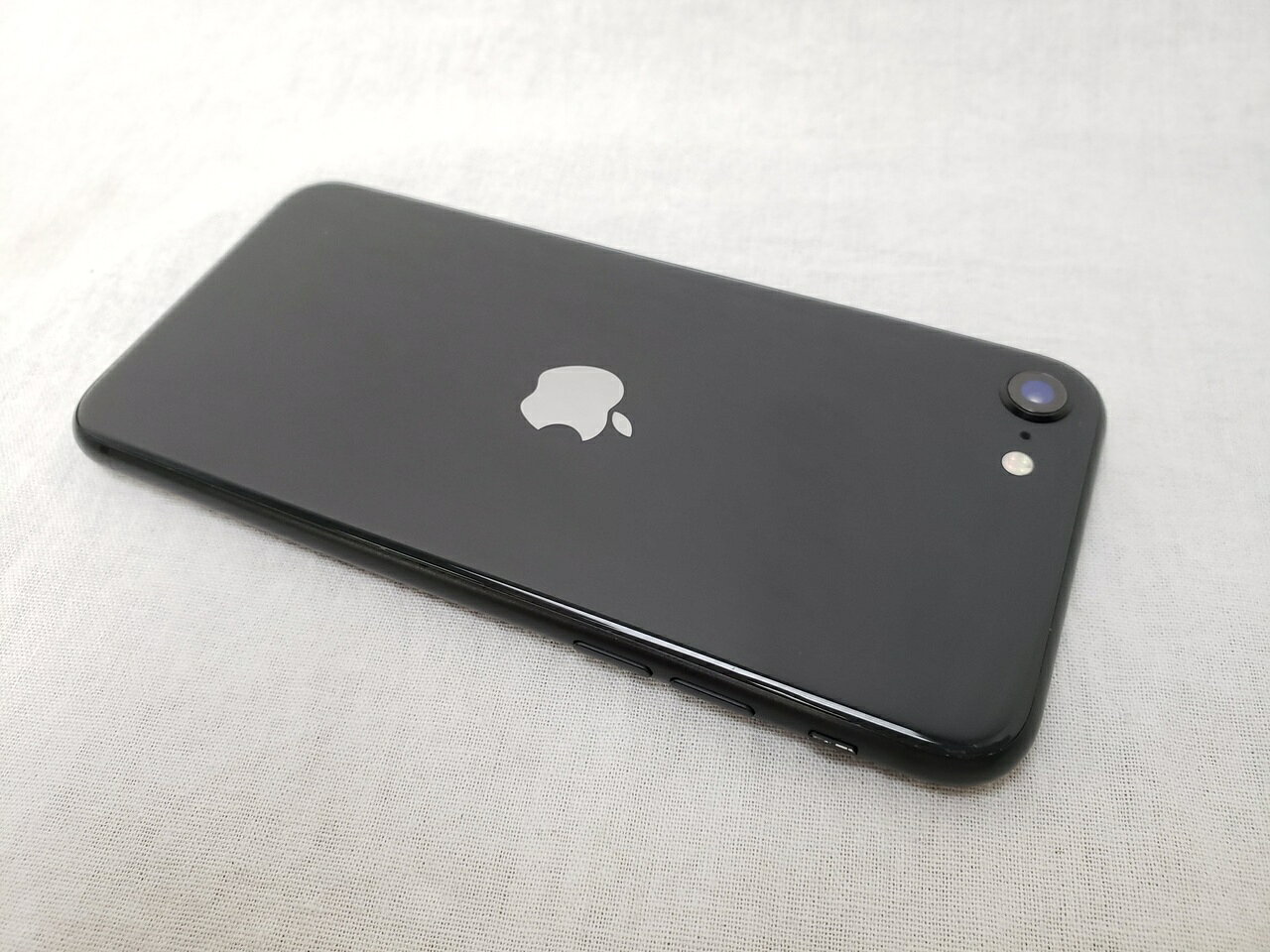 4.7インチ（1334x750）Retinaマルチタッチディスプレイ、Apple A13、最大1Gbps LTE/20の周波数帯に対応、12Mピクセルカメラ（イン7Mピクセル）、4k動画対応、Bluetooth4.2、GPS、NFC、無線LAN（IEEE802.11a/b/g/n/ac）テザリング対応、指紋センサーTouch ID、FDD-LTE：Band1、2、3、4、5、7、8、12、17、18、19、20、25、26、28、TD-LTE：Band38、39、40、41、質量 148gBランク(画面に線キズ多、ボタン等にキズ/塗装はげあり、バッテリー81％)、箱なし/本体のみ、iOS 27.0、/nanoSIM/eSIM