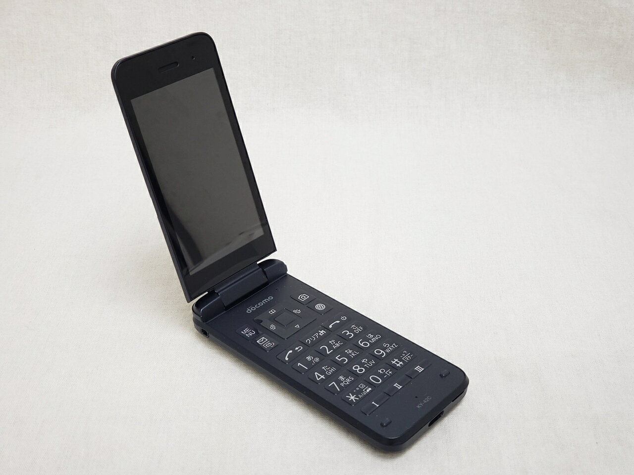 3.4インチFWVGA（480x854）、CPU：Helio A22 2.0GHzクアッドコア、RAM：1GB/ROM：8GB、microSDHC32GB対応、800万画素カメラ、GPS、無線LAN（IEEE802.11a/b/g/n）テザリング対応、Bluetooth5.1、LTE/VoLTE対応：150Mbps（最大）、防塵防水、質量 125gCランク(背面に小さい傷1点、本体全体に濃い使用感)、箱/付属品あり、Android 10、/nanoSIM