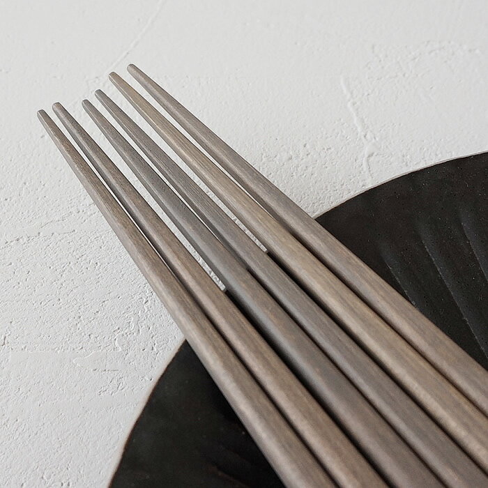 食洗機対応の箸です 先細の為とても美しいフォルムです 箸 食洗機対応 23cm ホワイト ブラック ネイビー 日本製 天然木 おしゃれ ジャパンディ スタイリッシュ かわいい メーカー在庫限り品 北欧モダン キッチン雑貨 お箸 キッチン モダン 木製