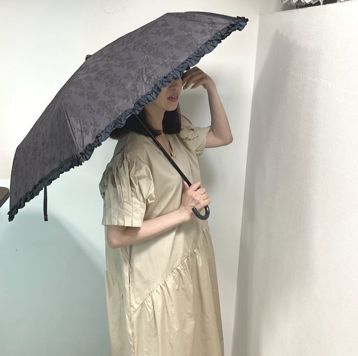 傘 折りたたみ傘 雨傘 レディース おしゃれ 雨傘 雨 梅雨 雨の日 グッズ レイングッズ 上品 フリル アラベスク柄 手開き 62cm レディース 女性 女子 可愛い ポリエステル ホワイト ブラック