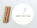 商品詳細 商品名 四角形スタンプ 柄名 ハッピーニューイヤー 文字（HAPPY NEW YEAR 2） 商品説明 木製　四角形スタンプ。 押しやすいシャープとどことなく愛らしいアンティーク調のデザイン。手帳やカードメイキング、プレゼント包装など用途は色々！そこに置くだけで雰囲気たっぷりです。 スタンプ（印面）のサイズ 9x 53mm 素材 木製（ブナ材）/ゴム カラー ナチュラル その他 ※ご覧頂く環境により色・素材の見え方などが実際の商品と多少異なることがございます。 ※素材特有の混合物などが見られる場合がございますが、これらはクレームとしてお受け出来かねますのでどうぞご了承下さい。※本商品はインクがついておりません。★ヨーロッパ雑貨★木製のスタンプで温かみのあるデザイン！ ★メール便発送可★