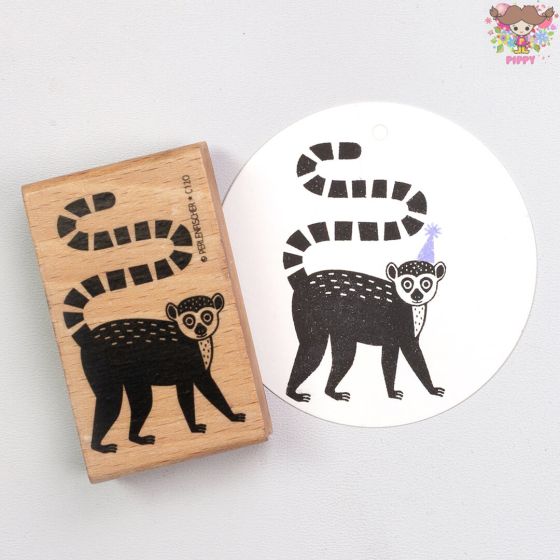 商品詳細 商品名 四角形スタンプ 柄名 Lemur 商品説明 木製　四角形スタンプ。 押しやすいシャープとどことなく愛らしいアンティーク調のデザイン。手帳やカードメイキング、プレゼント包装など用途は色々！そこに置くだけで雰囲気たっぷりです。 スタンプ（印面）のサイズ 38 x 61 mm 素材 木製（ブナ材）/ゴム カラー ナチュラル その他 ※ご覧頂く環境により色・素材の見え方などが実際の商品と多少異なることがございます。 ※素材特有の混合物などが見られる場合がございますが、これらはクレームとしてお受け出来かねますのでどうぞご了承下さい。※本商品はインクがついておりません。★ヨーロッパ雑貨★木製のスタンプで温かみのあるデザイン！ ★メール便発送可★