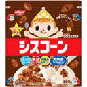 サクサクコーンフレークにやさしい甘さのチョコ味をかけたシリアル ご注意（必ずお読みください） この商品は発送用梱包をせずに、個装箱のまま発送されますので、パッケージの外側に発送ラベルが貼り付けられます。 本商品はご注文後、3から7営業日後の発送予定となっております。配達指定をご希望のお客様は余裕をもってご注文下さいませ。サクサクコーンフレークにやさしい甘さのチョコ味をかけたシリアル