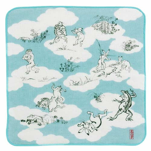 生産国：日本製 素材：綿100％(ガーゼパイル) サイズ：約25cm 紙帯付袋入り 鳥獣人物戯画 鳥獣人物戯画は、国宝で京都市右京区の高山寺に伝わる紙本墨絵の絵巻物です。 内容は当時の世相を反映して動物や人物を戯画的に描いたものです。現在の構成は、甲・乙・丙・丁と呼ばれる全4巻からなります。特に、ウサギ・カエル・サルなど擬人化して描かれた甲巻がもっとも有名で、水遊び・賭弓（のりゆみ）・相撲といった遊戯や法要、喧嘩などの場面が描かれています。動物を擬人化して人間を風刺したとみる説と、年中行事絵の戯画としてみる説など諸説があります。国宝「鳥獣人物戯画」は、擬人化された動物たちを描いた絵巻物で、平安・鎌倉時代の世相を反映しています。その自由で愉快な作風は、日本初の漫画とも称されており、現代の漫画やアニメーションの元祖とも言われています。中でも人気のある「猿追い」と「相撲」の遊び心ある2シーンがハンカチとなりました。 ※商品写真はできる限り現品を再現するように心掛けておりますが、ご利用のモニターにより若干差異が生じる場合がございます。予めご了承ください。 ※メール便(ゆうパケット)の場合、代金引換はご利用になれませんのでご了承下さい。メール便 送料無料 ご購入手続きでメール便をご指定の場合、送料無料でお送りさせていただきます。誕生日のプレゼントやギフトに最適！ ◆ギフト対応させていただきます。ご要望はご注文時の備考欄にご記入下さい。 ギフトの詳細はこちら ※ご進物用化粧箱ご利用の場合メール便(ゆうパケット)はご利用になれません。 ▼その他『風呂敷・ふくさ』はこちら▼ ▼その他『なごみの和雑貨・ちりめん細工の置物』はこちら▼ お手持ちのお人形や置物の雰囲気をさらに演出してくれる屏風。▼『屏風特集』はこちら▼ ▼『絵画・掛軸・色紙』はこちら▼