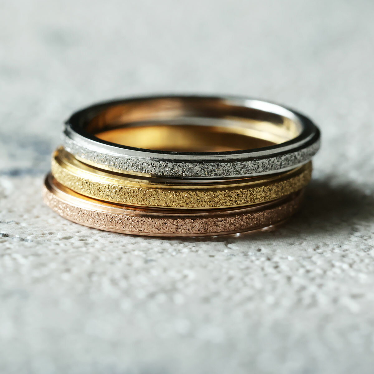 Qroza クローザ サンドブラスト サージカルステンレス ピンキーリング 指輪 砂目 レディース キラキラ アクセサリ ジュエリー プレゼント シンプル 誕生日 記念日 細め 華奢 マリッジリング ポーチ プレゼント 結婚指輪 プロポーズ 送料無料