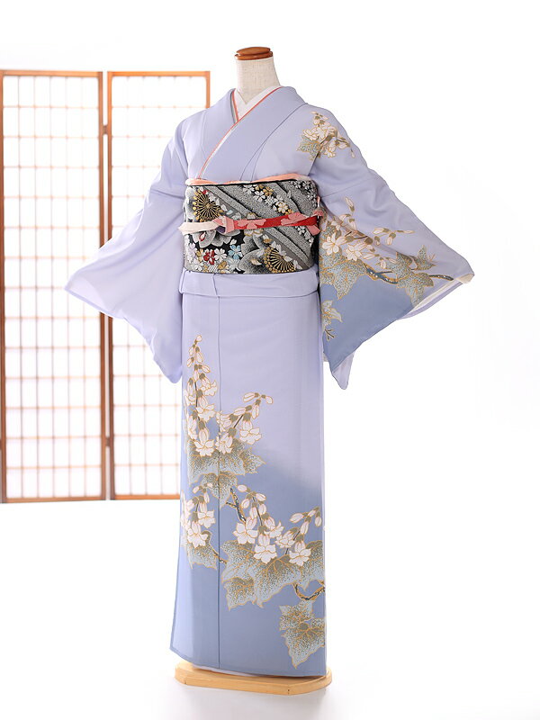 商品説明 【夏用】単衣訪問着 　透けない裏生地のない仕立てですので暑い夏でも　 　すっきりと着こなさせます。　 　軽くガサガサした他の化繊生地とは違い　 　繊維が絹に似せた手触りと通気性がよい　 　高級化繊を使用していますので　 　6月-9月のムシムシ暑い時期に最適です　 商品説明 サイズ 標準サイズ身長・・・150cm-163cm *140cm代の方ですと着れますが、前の柄が商品画像よりも5cm程度隠れます身丈:160cm 肩裄:66cm 袖丈:49cm 前幅:25cm 後ろ幅:30cm 洋服サイズ13号まで ＞サイズについてはこちらをご参考ください 生地表地　高級化繊 レンタル期間3泊4日レンタル 衿付け白の半襟が縫い付けられた状態となっております 衿閉じ当店の長襦袢は一般的な広衿タイプとバチ衿タイプの二種類使用しています。広衿は衿とじと言う【衿を二つに折った内側】に衿芯を入れて閉じ付け（縫い止め）と言う作業が必要になります。 　　　　＊一般的に衿閉じは着付けをされる先生が行う作業となります。 送料について送料無料　一部離島（沖縄・北海道含む）返送時の料金3,300円かかります ●セット小物について 帯柄、帯揚、帯〆、伊達衿、草履、バックは当店プロスタッフが季節・用途・年齢を考慮してコーディネートさせて頂きます。 ご要望などあるお客様は、備考欄にご記入いただくか、お電話でのご相談もお承りしますので、なんなりとお申し付けください *半襟は白となります kimonoshopおすすめ♪夏用着物レンタルはこちら 【小紋】単衣 6月-9月 【訪問着】単衣 6月-9月 【小紋】絽 7月・8月 【訪問着】絽 7月・8月 訪問着