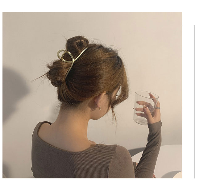 RAM180度のバンスクリップ 可愛いヘアクリップ（2色）ヘアアレンジ　美人髪 髪留め 髪止め 飾り成人式 結婚式 髪飾り 卒業式 二次会 パーティー 七五三｜アングル3