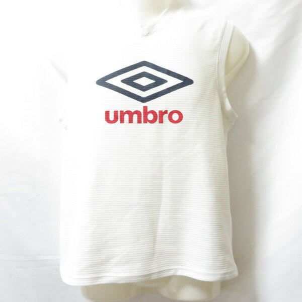 在庫は一点のみになります。当日〜翌営業日出荷にて対応致します。ブランド名：UMBRO/アンブロ品番：UBS7134商品名：ノースリーブ インナーシャツ サッカー フットサル 練習着サイズ：メンズL実寸サイズ：着丈64cm×身幅45cmカラー：ホワイト生産国：中国素材：ポリエステル100%状態：首裏のプリントにダメージあり。ランクB：やや傷や汚れあり【注意事項】・古着になります。よほど状態が良い物以外は多少のシワ、シミ、小穴、毛羽立ち、部分的な縫製ほつれ等がある場合がございます。注意深く検品しておりますが、細かい点は見落としがある可能性もあります。・実寸は一つ一つ測っておりますが、1〜2cm程の誤差がある場合がございます。何卒ご了承下さいませ。・お支払い完了後、即日〜翌日出荷致します！・商品画像の色味に関しては撮影時の環境やお客様のパソコンのブラウザーやモニターの関係により実物と多少異なってしまう場合がございます。こちらも併せてご了承下さいませ。