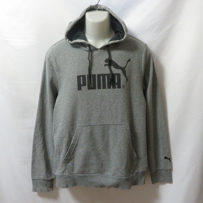 在庫は一点のみになります。当日〜翌営業日出荷にて対応致します。ブランド名：PUMA/プーマ品番：825610商品名：スウェットパーカー プルオーバー フード スポーツ カジュアルサイズ：メンズL実寸サイズ：着丈65cm×身幅57cmカラー：グレー生産国：中国素材：コットン70%、ポリエステル30%状態：フードのヒモ先のストッパーが片方欠品。全体的に毛玉箇所あり。ランクB：やや傷や汚れあり【注意事項】・古着になります。よほど状態が良い物以外は多少のシワ、シミ、小穴、毛羽立ち、部分的な縫製ほつれ等がある場合がございます。注意深く検品しておりますが、細かい点は見落としがある可能性もあります。・実寸は一つ一つ測っておりますが、1〜2cm程の誤差がある場合がございます。何卒ご了承下さいませ。・お支払い完了後、即日〜翌日出荷致します！・商品画像の色味に関しては撮影時の環境やお客様のパソコンのブラウザーやモニターの関係により実物と多少異なってしまう場合がございます。こちらも併せてご了承下さいませ。